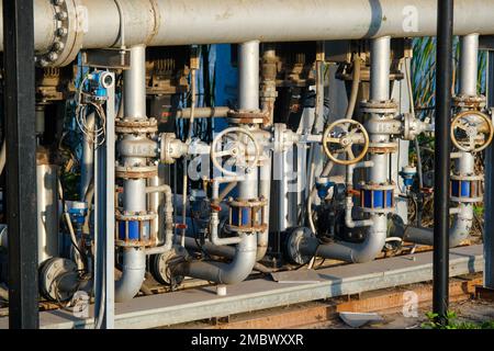 Vannes manuelles pour utilisation dans les zones industrielles qui sont généralement installées sur des réservoirs, des tuyaux, des pompes, des étangs et des puits dans des centrales électriques à cycle combiné. Banque D'Images