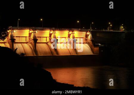 Paysage nocturne au barrage de Kiew LOM, Lampang, Thaïlande. Barrage hydroélectrique, vanne d'inondation avec eau qui coule à travers la porte avec de belles lumières. Barrage avec h Banque D'Images