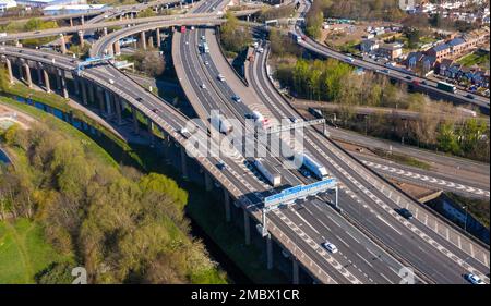 Le trafic à mi-journée à Spaghetti Junction, l'échangeur de Gravelly Hill à Birmingham Banque D'Images