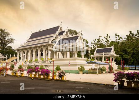 Krabi, Thaïlande. 8 décembre 2022. Wat Kaew Korawaram est un temple bouddhiste. Situé sur une colline au-dessus du centre-ville. Banque D'Images