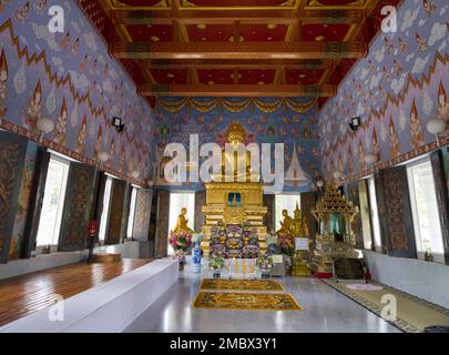 Krabi, Thaïlande. 8 décembre 2022. Wat Kaew Korawaram est un temple bouddhiste. Situé sur une colline au-dessus du centre-ville. Banque D'Images