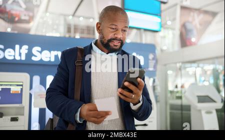 Voyage, e-mail et homme noir avec téléphone et billet pour information, communication et passeport d'aéroport. Chat, connexion et lecture de voyageurs africains Banque D'Images