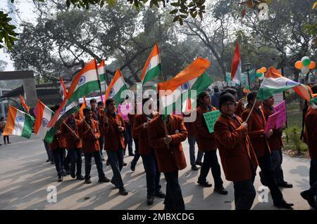 New Delhi, Delhi, Inde. 21st janvier 2023. G20 drapeau du sommet mars . Des centaines d'étudiants des pays du G-20 participeront à la «˜Marche mondiale de la paix » du G-20 avec une vile de l'école indienne, de Gandhi Darshan près de Rajghat à Near à Red fort, les étudiants tiendront des drapeaux colorés avec des messages sur des placards à l'occasion. (Credit image: © Ravi Batra/ZUMA Press Wire) USAGE ÉDITORIAL SEULEMENT! Non destiné À un usage commercial ! Crédit : ZUMA Press, Inc./Alay Live News Banque D'Images