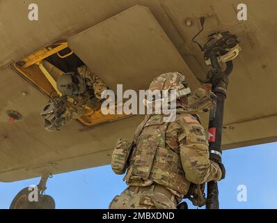 Le SPC Javon Drake, spécialiste de l'artillerie de campagne, affecté à Charlie Battery, 1er bataillon, 118e régiment d'artillerie de campagne, 48e brigade d'infanterie, relie un obusier M777 à un CH-47 Chinook le 22 juin 2022 à Fort Stewart, en Géorgie Le but de la formation était de simuler le transport aérien de l'obusier M777 comme moyen de préparation à la mission en cas de situations défavorables. 188e brigade d'infanterie, PREMIÈRE ARMÉE, préparation, division est, partenariat, Banque D'Images