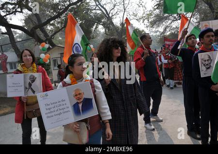 New Delhi, Delhi, Inde. 21st janvier 2023. G20 drapeau du sommet mars . Des centaines d'étudiants des pays du G-20 participeront à la «˜Marche mondiale de la paix » du G-20 avec une vile de l'école indienne, de Gandhi Darshan près de Rajghat à Near à Red fort, les étudiants tiendront des drapeaux colorés avec des messages sur des placards à l'occasion. (Credit image: © Ravi Batra/ZUMA Press Wire) USAGE ÉDITORIAL SEULEMENT! Non destiné À un usage commercial ! Crédit : ZUMA Press, Inc./Alay Live News Banque D'Images