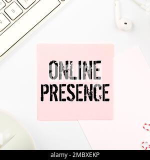 Légende conceptuelle présence en ligne, Mot pour l'existence de quelqu'un qui peut être trouvé par une recherche en ligne Banque D'Images