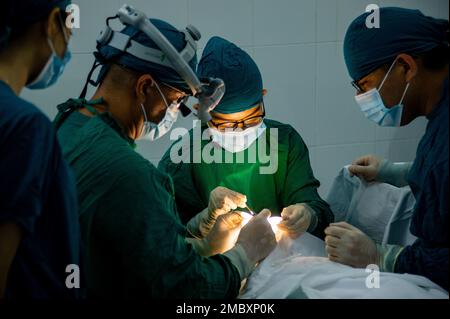 220623-N-AU520-2014 TUY HOA, VIETNAM (23 juin 2022) – Cmdr. Tim Kim (au milieu à gauche), ophtalmologiste à bord du navire-hôpital USNS Mercy (T-AH 19) du Commandement du Sealift militaire; Huynh Nguyen Ngoc Huyen, ophtalmologiste vietnamien; Et LE LCDR Naoyu Yamuzaki (à droite), ophtalmologiste de la Force d'autodéfense maritime japonaise, effectue une opération de réduction des paupières sur un patient vietnamien à l'hôpital d'ophtalmologie Phu yen pendant le Pacific Partnership 2022. En 17th ans, le Partenariat Pacifique est le plus grand condu annuel de la mission multinationale d'aide humanitaire et de préparation aux catastrophes Banque D'Images