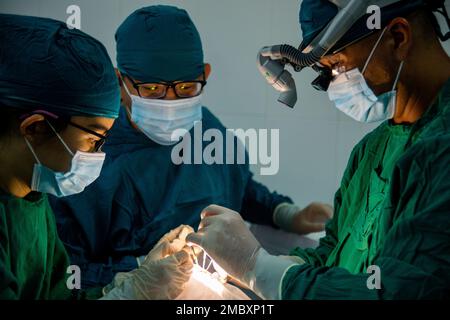 220623-N-AU520-2030 TUY HOA, VIETNAM (23 juin 2022) – Cmdr. Tim Kim (à droite), ophtalmologiste à bord du navire-hôpital USNS Mercy (T-AH 19), Huyah Nguyen Ngoc Trinh (à gauche), ophtalmologiste vietnamien, Et LE LCDR Naoyu Yamuzaki (Middle), ophtalmologiste de la Force d'autodéfense maritime japonaise, effectue une opération de réduction des paupières sur un patient vietnamien à l'hôpital d'ophtalmologie Phu yen pendant le Pacific Partnership 2022. En 17th ans, le Partenariat Pacifique est la plus importante mission multinationale annuelle d'aide humanitaire et de préparation aux catastrophes Banque D'Images