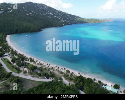 Une photo aérienne de la baie de Magens à Saint Thomas, Îles Vierges, Caraïbes Banque D'Images