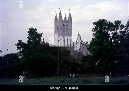 St. La cathédrale de Paul est une église de l'Inde du Nord cathédrale anglicane d'arrière-plan à Kolkata, Bengale-Occidental, Inde, célèbre pour son architecture gothique et dédiée à Paul l'Apôtre. C'est le siège du diocèse de Calcutta. La pierre angulaire a été posée en 1839; le bâtiment a été achevé en 1847. Construit par William Nairn Forbes. L'un des plus hauts et des plus grands monuments historiques du monde et pour son architecture et son importance religieuse étonnantes, la cathédrale Saint-Paul attire environ 2 millions de visiteurs par an. Banque D'Images