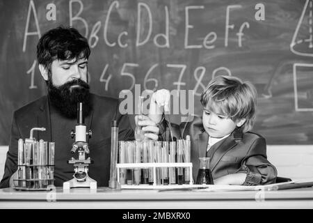 Étudier la chimie et la biologie.Étudier est intéressant.Invention chimique.Étudier dans l'activité éducative par l'expérience.J'aime étudier à l'école Banque D'Images