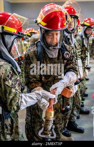 220623-N-PW480-0177 GRANDS LACS, ILLINOIS (23 juin 2022) – corps d'instruction des officiers de la Réserve navale (NROTC) les nouveaux candidats de milieu de chantier (NSI) participent à un exercice de lutte contre les incendies et le contrôle des dommages à l'intérieur de l'entraîneur chef de pompiers de l'USS au Commandement de l'instruction de recrutement (RTC), 23 juin. À la fin de l'INS, les candidats débuteront leur première année du programme NROTC dans les collèges et universités de tout le pays cet automne. NSI est un programme d'endoctrinement hébergé au CCF, et fournit aux sages-navires une orientation commune en matière d'entraînement militaire. NSI fournit une formation de base sur Banque D'Images