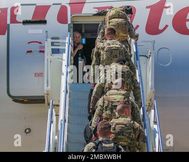 Des soldats du premier groupe de la division aéroportée 101st (assaut aérien) sont à bord de l'avion pour leur déploiement dans l'Europe 23 juin, fort Campbell Ky. Des éléments de l'équipe de combat de la brigade 2nd, du quartier général et du bataillon du quartier général et de l'artillerie de la division aéroportée 101st sont envoyés en Europe pour soutenir nos alliés de l'Organisation du Traité de l'Atlantique Nord. (É.-U. Photos et lignes de coupe de l'armée par le CPS John Simpson Banque D'Images