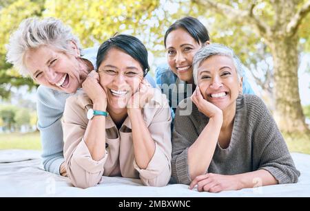 Portrait de femmes et d'amis seniors sur le pique-nique dans le parc pour le collage, le bien-être et le style de vie relaxant. Le bonheur, la joie et le sourire de la retraite des personnes âgées Banque D'Images