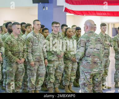 Les soldats de la division aéroportée 101st (assaut aérien) sont informés avant de se déployer à Europe 23 juin, fort Campbell Ky. Des éléments de l'équipe de combat de la brigade 2nd, du quartier général et du bataillon du quartier général et de l'artillerie de la division aéroportée 101st sont envoyés en Europe pour soutenir nos alliés de l'Organisation du Traité de l'Atlantique Nord. (É.-U. Photos et lignes de coupe de l'armée par le CPS John Simpson Banque D'Images