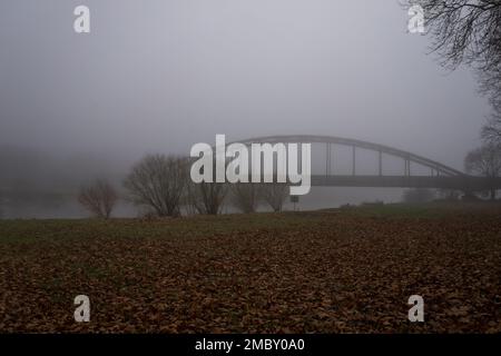 Ancien pont ferroviaire près du monastère allemand Corvey Banque D'Images