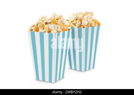 Deux seaux en carton à rayures blanches bleues avec pop-corn au fromage savoureux, isolés sur fond blanc. Cinéma, cinéma et divertissement. Banque D'Images