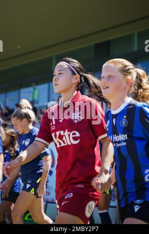 (230121) -- ADÉLAÏDE, le 21 janvier 2023 (Xinhua) -- Xiao Yuyi (C) d'Adélaïde s'est emparé sur le terrain avant le match de 11th contre la victoire de Melbourne lors de la saison 2022-2023 des femmes De La Ligue A à Adélaïde, en Australie, le 21 janvier, 2023.Adelaide United le 4 novembre a annoncé la signature de l'international chinois Xiao Yuyi sur le prêt de la Super League club des femmes chinoises de Shanghai pour toute la saison 2022-23. (Jordan Trombetta/Handout via Xinhua) Credit: Xinhua/Alay Live News Banque D'Images