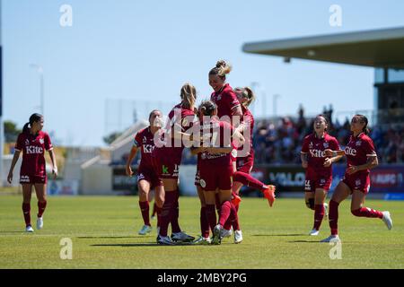 (230121) -- ADÉLAÏDE, le 21 janvier 2023 (Xinhua) -- Xiao Yuyi (2nd R) d'Adélaïde United célèbre avec ses coéquipiers lors du match de 11th contre la victoire de Melbourne lors de la saison 2022-2023 des femmes De La Ligue A à Adélaïde, en Australie, le 21 janvier, 2023.Adelaide United le 4 novembre a annoncé la signature de l'international chinois Xiao Yuyi sur le prêt de la Super League club des femmes chinoises de Shanghai pour toute la saison 2022-23. (Jordan Trombetta/Handout via Xinhua) Credit: Xinhua/Alay Live News Banque D'Images