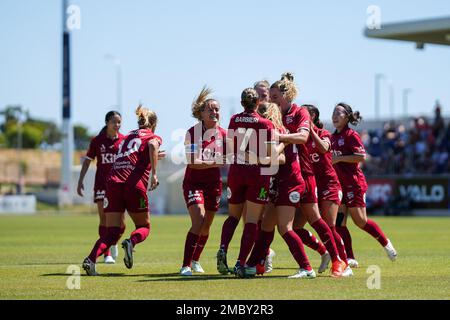 (230121) -- ADÉLAÏDE, le 21 janvier 2023 (Xinhua) -- Xiao Yuyi (1st R) d'Adélaïde United célèbre avec ses coéquipiers lors du match de 11th contre la victoire de Melbourne lors de la saison 2022-2023 des femmes De La Ligue A à Adélaïde, en Australie, le 21 janvier, 2023.Adelaide United le 4 novembre a annoncé la signature de l'international chinois Xiao Yuyi sur le prêt de la Super League club des femmes chinoises de Shanghai pour toute la saison 2022-23. (Jordan Trombetta/Handout via Xinhua) Credit: Xinhua/Alay Live News Banque D'Images