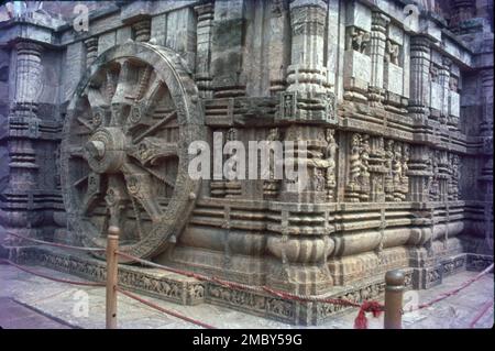 Le temple du soleil de Konark est un temple du soleil de 13th-siècle à Konark au nord-est de la ville de Puri sur la côte dans le district de Puri, Odisha, Inde. Le temple est attribué au roi Narasimhadeva I de la dynastie est de Ganga environ 1250 ce. Sur les rives de la baie du Bengale, baignée dans les rayons du soleil levant, le temple de Konarak est une représentation monumentale du char du Dieu solaire Surya; ses 24 roues sont décorées de dessins symboliques et il est dirigé par une équipe de six chevaux. On peut assister à trois images de Dieu Soleil dans trois directions pour capturer les rayons du Soleil à l'aube, midi et coucher du soleil. Banque D'Images