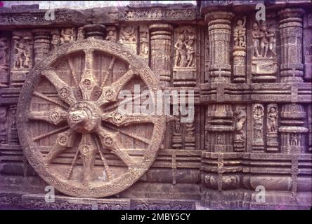 Le temple du soleil de Konark est un temple du soleil de 13th-siècle à Konark au nord-est de la ville de Puri sur la côte dans le district de Puri, Odisha, Inde. Le temple est attribué au roi Narasimhadeva I de la dynastie est de Ganga environ 1250 ce. Sur les rives de la baie du Bengale, baignée dans les rayons du soleil levant, le temple de Konarak est une représentation monumentale du char du Dieu solaire Surya; ses 24 roues sont décorées de dessins symboliques et il est dirigé par une équipe de six chevaux. On peut assister à trois images de Dieu Soleil dans trois directions pour capturer les rayons du Soleil à l'aube, midi et coucher du soleil. Banque D'Images