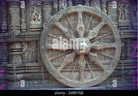 Le temple du soleil de Konark est un temple du soleil de 13th-siècle à Konark au nord-est de la ville de Puri sur la côte dans le district de Puri, Odisha, Inde. Le temple est attribué au roi Narasimhadeva I de la dynastie est de Ganga environ 1250 ce. Sur les rives de la baie du Bengale, baignée dans les rayons du soleil levant, le temple de Konarak est une représentation monumentale du char du Dieu solaire Surya; ses 24 roues sont décorées de dessins symboliques et il est dirigé par une équipe de six chevaux. On peut assister à trois images de Dieu Soleil dans trois directions pour capturer les rayons du Soleil à l'aube, midi et coucher du soleil. Banque D'Images