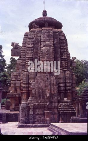 Le temple Lingaraja est un temple hindou dédié à Shiva et est l'un des plus anciens temples de Bhubaneswar, la capitale de l'État indien d'Odisha, en Inde. Le temple est le point de repère le plus important de la ville de Bhubaneswar et l'une des principales attractions touristiques de l'État. Banque D'Images