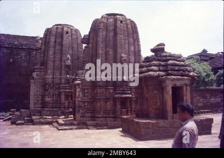 Le temple Lingaraja est un temple hindou dédié à Shiva et est l'un des plus anciens temples de Bhubaneswar, la capitale de l'État indien d'Odisha, en Inde. Le temple est le point de repère le plus important de la ville de Bhubaneswar et l'une des principales attractions touristiques de l'État. Banque D'Images