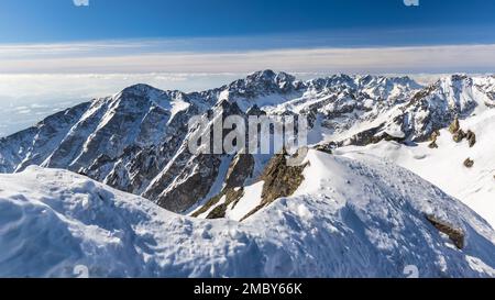 Neige hiver paysage de haute montagne. Une vue panoramique depuis le sommet de Lomnicky dans le parc national de High Tatras, Slovaquie, Europe. Banque D'Images