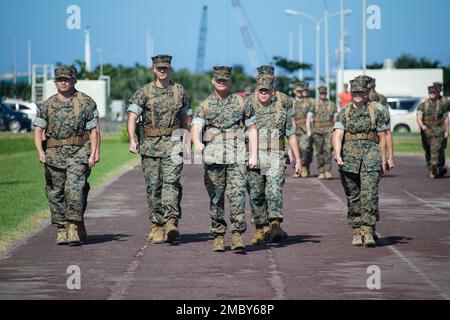 ÉTATS-UNIS Les marins et les marins commencent le passage en revue lors d'une cérémonie de changement de commandement au Camp Kisser, Okinawa, Japon, 24 juin 2022. Pendant la cérémonie, Brig. Le général Brian Wolford, commandant sortant, a abandonné le commandement du 3rd MLG à Brig. Général Adam L. Chalkley. 3rd le MLG, basé à Okinawa, au Japon, est une unité de combat déployée à l’avant qui sert d’épine dorsale complète de soutien logistique et de service de combat de la Force expéditionnaire maritime III pour les opérations dans toute la zone de responsabilité Indo-Pacific. Banque D'Images