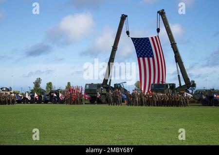 ÉTATS-UNIS Les marins et les marins se tiennent au repos du défilé pour la boxe du personnel lors d'une cérémonie de changement de commandement au Camp Kisser, Okinawa, Japon, 24 juin 2022. Pendant la cérémonie, Brig. Le général Brian Wolford, commandant sortant, a abandonné le commandement du 3rd MLG à Brig. Général Adam L. Chalkley. 3rd le MLG, basé à Okinawa, au Japon, est une unité de combat déployée à l’avant qui sert d’épine dorsale complète de soutien logistique et de service de combat de la Force expéditionnaire maritime III pour les opérations dans toute la zone de responsabilité Indo-Pacific. Banque D'Images