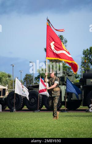 ÉTATS-UNIS Le Sgt. Ryan Meltesen, 3rd Marine Logistics Group sergeant Major, récupère les couleurs lors d'une cérémonie de changement de commandement au Camp Kinser, Okinawa, Japon, 24 juin 2022. Pendant la cérémonie, Brig. Le général Brian Wolford, commandant sortant, a abandonné le commandement du 3rd MLG à Brig. Général Adam L. Chalkley. 3rd le MLG, basé à Okinawa, au Japon, est une unité de combat déployée à l’avant qui sert d’épine dorsale complète de soutien logistique et de service de combat de la Force expéditionnaire maritime III pour les opérations dans toute la zone de responsabilité Indo-Pacific. Banque D'Images