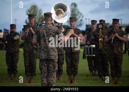 États-Unis Le groupe Marine corps III Marine Expeditionary Force joue l'hymne national lors d'une cérémonie de changement de commandement au Camp Kisser, Okinawa, Japon, 24 juin 2022. Pendant la cérémonie, Brig. Le général Brian Wolford, commandant sortant, a abandonné le commandement du 3rd MLG à Brig. Général Adam L. Chalkley. 3rd le MLG, basé à Okinawa, au Japon, est une unité de combat déployée à l’avant qui sert d’épine dorsale complète de soutien logistique et de service de combat de la Force expéditionnaire maritime III pour les opérations dans toute la zone de responsabilité Indo-Pacific. Banque D'Images