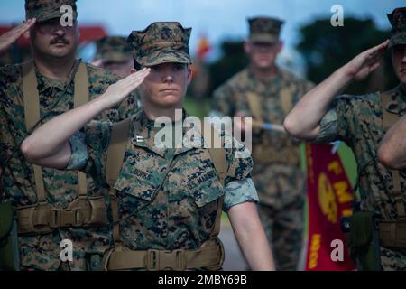 ÉTATS-UNIS Valerie Burks, capitaine du corps maritime, adjudant du Régiment de logistique de combat 37, salute pour passage en revue lors d'une cérémonie de changement de commandement au Camp Kinser, Okinawa, Japon, 24 juin 2022. Pendant la cérémonie, Brig. Le général Brian Wolford, commandant sortant, a abandonné le commandement du 3rd MLG à Brig. Général Adam L. Chalkley. 3rd le MLG, basé à Okinawa, au Japon, est une unité de combat déployée à l’avant qui sert d’épine dorsale complète de soutien logistique et de service de combat de la Force expéditionnaire maritime III pour les opérations dans toute la zone de responsabilité Indo-Pacific. Banque D'Images