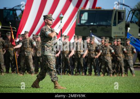 États-Unis Marine corps III Force expéditionnaire maritime bande tambour Marches majeures lors d'une cérémonie de changement de commandement au Camp Kisser, Okinawa, Japon, 24 juin 2022. Pendant la cérémonie, Brig. Le général Brian Wolford, commandant sortant, a abandonné le commandement du 3rd MLG à Brig. Général Adam L. Chalkley. 3rd le MLG, basé à Okinawa, au Japon, est une unité de combat déployée à l’avant qui sert d’épine dorsale complète de soutien logistique et de service de combat de la Force expéditionnaire maritime III pour les opérations dans toute la zone de responsabilité Indo-Pacific. Banque D'Images