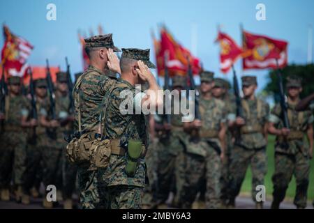 ÉTATS-UNIS Corps de marine Brig. Le général Brian Wolford, commandant sortant du 3rd Marine Logistics Group, et Brig. Le général Adam Chalkley, commandant général en présence de 3rd MLG, salue les Marines et les marins pour leur passage en revue lors d'une cérémonie de changement de commandement au Camp Kinser, Okinawa, Japon, 24 juin 2022. 3rd le MLG, basé à Okinawa, au Japon, est une unité de combat déployée à l’avant qui sert d’épine dorsale complète de soutien logistique et de service de combat de la Force expéditionnaire maritime III pour les opérations dans toute la zone de responsabilité Indo-Pacific. Banque D'Images