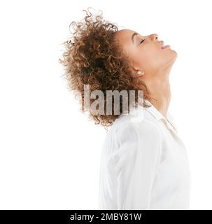 Femme noire, détendez-vous et méditation en studio pour l'état d'esprit, le zen et la respiration sur fond blanc. Paix, fille et employé d'entreprise médiate avant Banque D'Images