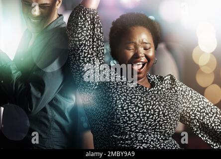 Femme noire, wow ou danse sur la piste de danse dans la fête, la discothèque ou bokeh disco pour la fête d'anniversaire. Sourire, heureux ou danseur amis de collage Banque D'Images