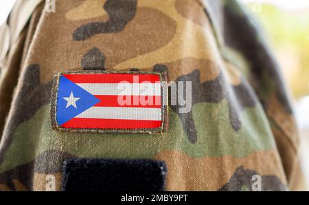 Gros plan court d'un drapeau de Porto Rico sur l'uniforme d'un soldat Banque D'Images