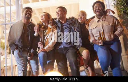 Des gens heureux, la diversité ou le collage dans la ville nuit, rue ou route pour la fête de bière, le nouvel an ou la fête d'anniversaire. Sourire, amis ou hommes en riant Banque D'Images