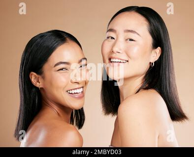 Divers, beauté et portrait de femmes avec maquillage isolé sur un fond de studio. Sourire, dermatologie et visage d'amis modèles avec bonheur pour Banque D'Images