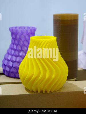 Plusieurs modèles abstraits multicolores différents imprimés sur une imprimante 3D sur la table Banque D'Images