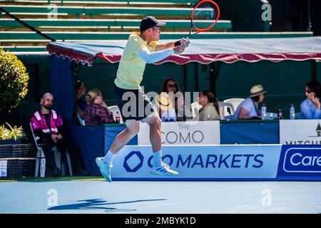 Wu Yibing de la Chine en action pendant le jour 2 du tournoi de tennis classique de Kooyong dernier match contre Rinky Hijikata de l'Australie au club de tennis de Kooyong Lawn. Pour conclure l’action du 2 e jour, Rinky Hijikata, favori des supporters australiens, est retourné au tribunal du centre historique de Kooyong, prenant pour le Wu Yibing en Chine. Incapable de suivre son impressionnante victoire le jour 1, Hijikata a perdu en jeux droits (6-3, 6-4) à un autre gagnant de la carte sauvage Open d'Australie. (Photo par Alexander Bogatirev / SOPA Images/Sipa USA) Banque D'Images