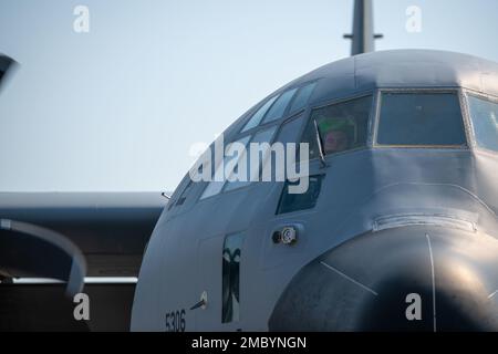 Le 1st Lt Nate Wordal, pilote de l'escadron de reconnaissance météorologique 53rd de la base aérienne de Keesler (divers), se prépare au décollage dans un 23 juin 2022 d'aéronef super Hercules WC-130J. Les chasseurs de l'ouragan WRS de 53rd effectuent des vols d'entraînement de routine afin de soutenir les plans nationaux d'opérations des ouragans et de la saison d'hiver à l'année. Banque D'Images