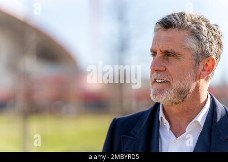Portrait d'un homme d'affaires mûr à la barbe pensive en costume habillé en regardant de manière pensive tout en se tenant sur un arrière-plan flou Banque D'Images
