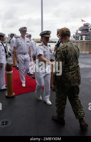 Le capitaine Paul Lanzilotta, à droite, commandant de l’USS Gerald R. Ford (CVN 78), salue le SMA Daryl Caudle, commandant des États-Unis Le Commandement de la flotte, et le SMA Pierre Vandier, deuxième à gauche, Chef d’état-major de la Marine française, lors d’une visite à l’homologue du Chef des opérations navales pour discuter des systèmes et de l’équipement propres à la classe Ford, 23 juin 2022. Ford est à la station navale de Port Norfolk en préparation pour sa prochaine période en cours. Banque D'Images
