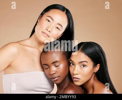 Portrait, soin de la peau ou femmes avec la beauté, la diversité ou la lumière naturelle relaxant tout en étant isolé sur fond de studio. Soutien, visages ou belle fille Banque D'Images