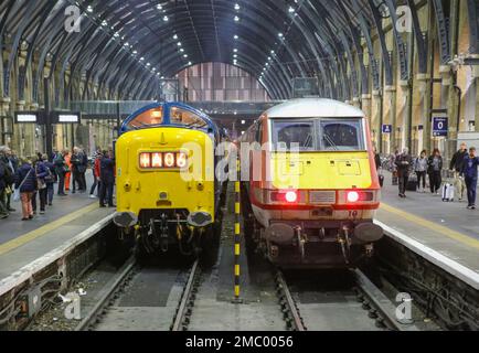 Deltic 55009 Alycidon conservé et classe 225 à la gare de Kings Cross à Londres Banque D'Images