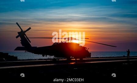 220623-N-UD000-1002 OCÉAN ATLANTIQUE (23 juin 2022) Un marin affecté à l’escadre aérienne Carrier (CVW) 7 signale un hélicoptère MH-60R Sea Hawk relié à l’escadron de frappe maritime (USM) 46, 23 juin 2022. Le George H.W. Bush Carrier Strike Group (CSG) est en cours d'achèvement d'un exercice de certification visant à accroître l'interopérabilité et la capacité de combat aux États-Unis et dans les pays alliés avant un déploiement futur. Le George H.W. Bush CSG est un système intégré d'armes de combat qui offre une capacité de combat supérieure pour dissuader, et si nécessaire, vaincre les adversaires de l'Amérique en faveur de la sécurité nationale. Air porteur Banque D'Images